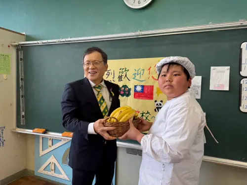 日本校園午餐配台灣香蕉！笠間市岩間第一小學學童吃過都說讚
