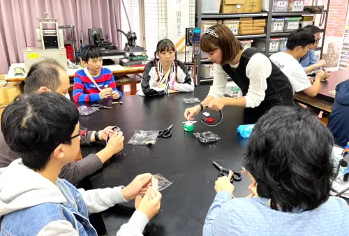 ▲樟樹實中流行服飾科髮圈製作體驗（圖／新北市政府教育局提供）
