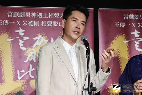 王傳一偷追「粿王」新聞！老婆出國不給跟？1秒變臉：先看她iPad
