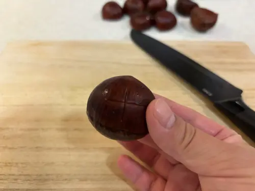 ▲生栗子上用刀劃十字。（圖／記者徐銘穗攝）