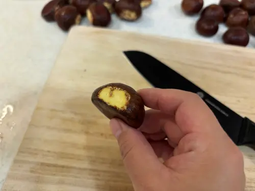 ▲也有人教在生栗子屁股切一刀，露出果肉。（圖／記者徐銘穗攝）