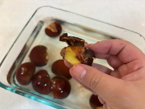 ▲去殼去膜的栗子加水冷凍，可保存一年依然原色原味。（圖／記者徐銘穗攝）