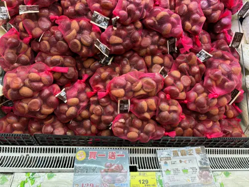 ▲家樂福霸王栗買一送一。（圖／記者徐銘穗攝）