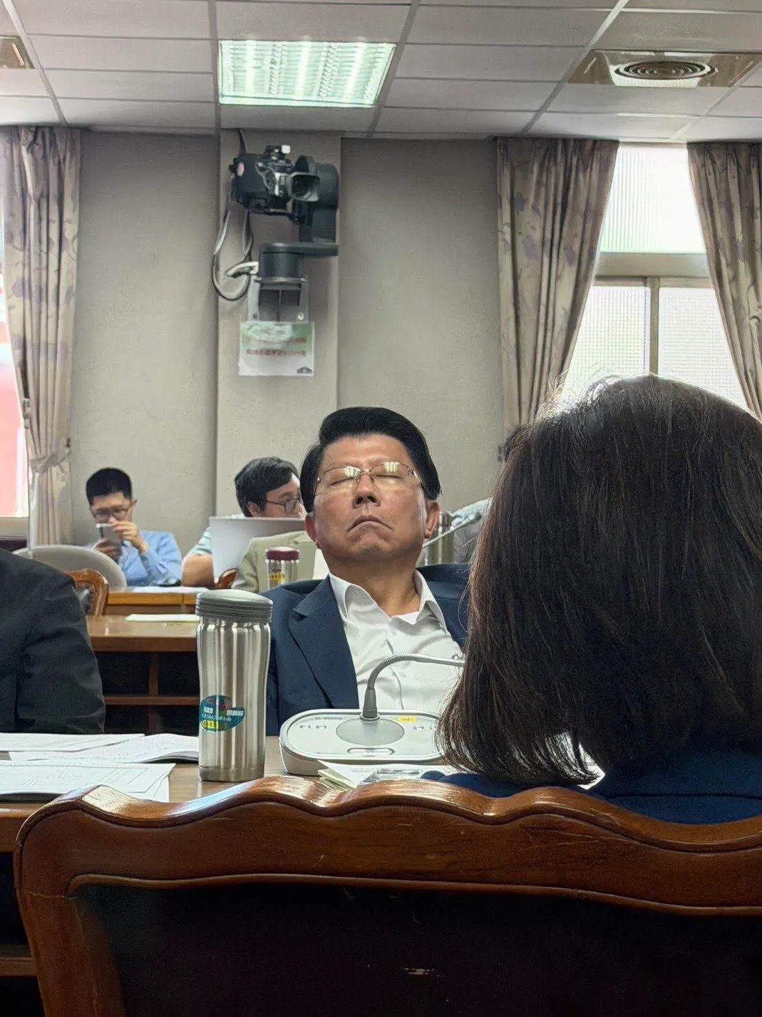 審反年改案「這立委」公然睡翻遭拍！媒體人一句話酸爆