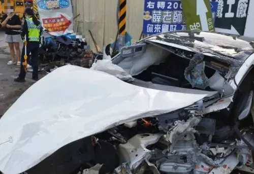 恆春特斯拉載4歲童高速撞水泥車　車身噴飛擊倒4貼機車釀1死7傷

