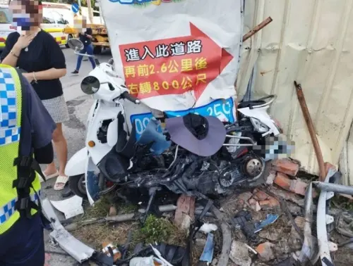 ▲屏東恆春驚傳死亡車禍，特斯拉疑高速追撞停等紅燈的水泥預拌車，再波及機車與多車，造成1死7傷，警方調查肇因中。（圖／翻攝畫面）