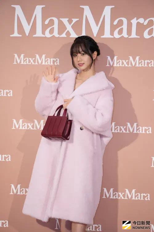 ▲惠利稍早穿著粉紅皮草現身信義。（圖／記者嚴俊強攝影）