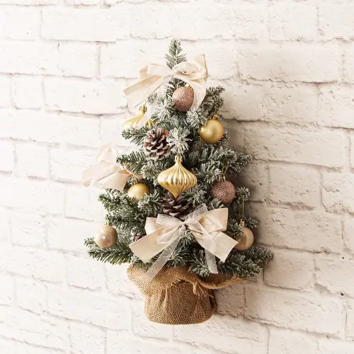 ▲SNOW迷你聖誕樹組 可壁掛 GD 45CM，原價499元，特價349元。（圖／翻攝自宜得利官網）