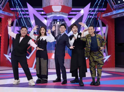 ▲《Talk Talk秀台語》主持人吳姍儒（左二）與浩子（右一），和許效舜（左一）、視網膜（左三）、黃豪平（右二）等評審密切合作。（圖／公視台語台提供）