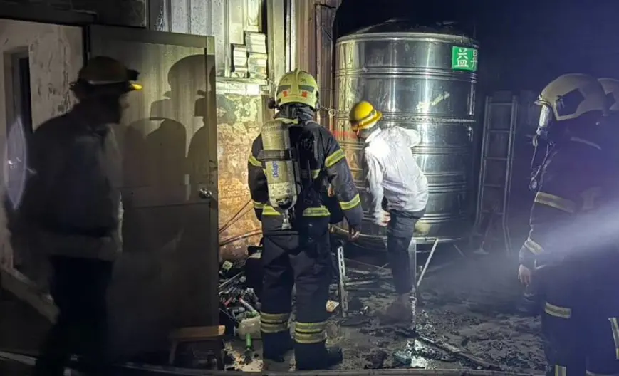 ▲北市內湖康寧路4層樓公寓頂樓6日突發火警，堆積雜物助長火勢，警消出動7車2救護車火速灌救。（圖／翻攝畫面）