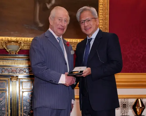 黃仁勳獲英王接見領獎！查爾斯「第一句話」就讓他驚訝
