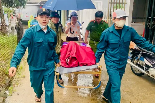 影／海鷗颱風掃過越南中部！多地通報災情　屋頂被掀、飯店玻璃碎
