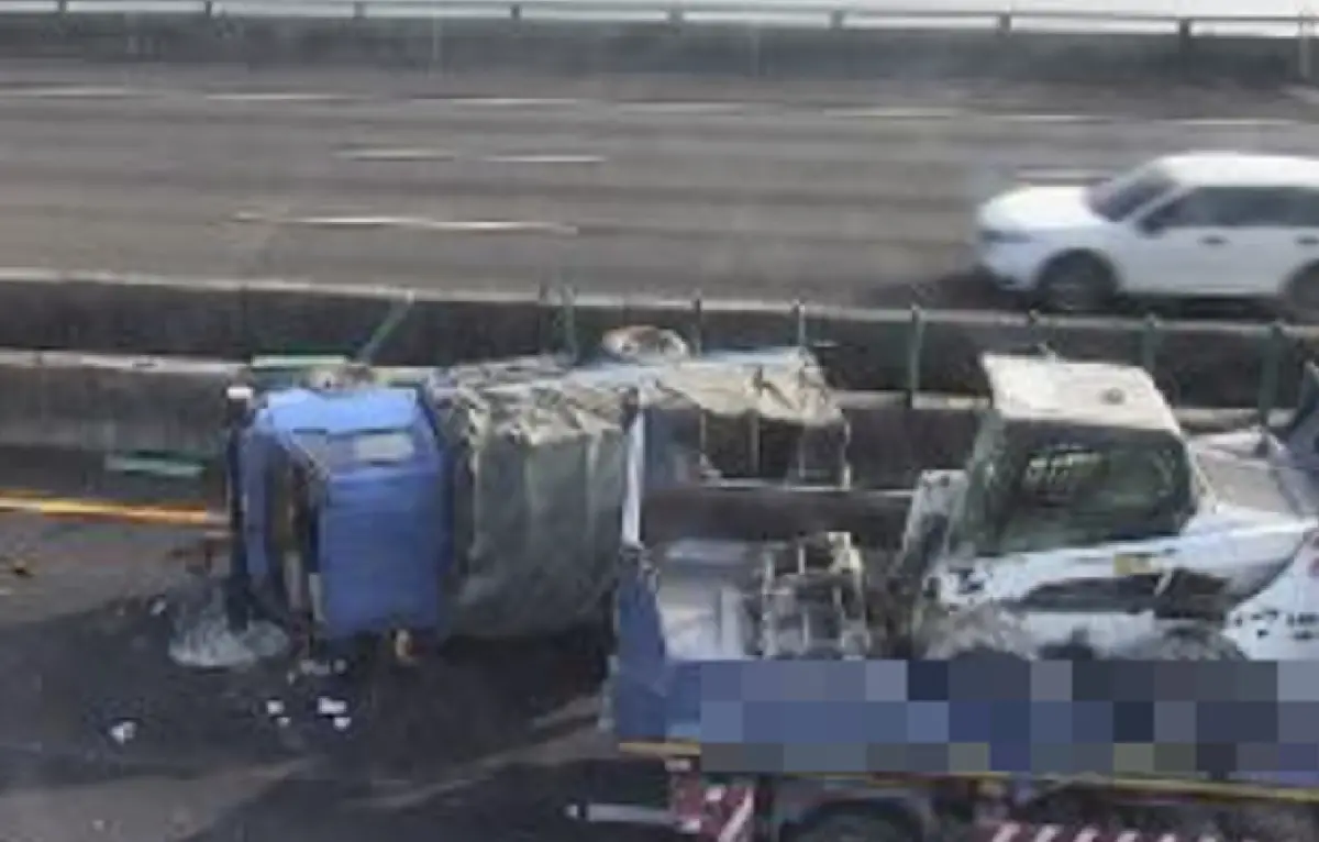 快訊／國道3車連環撞！小貨車「轉180度翻覆」 死傷不明
