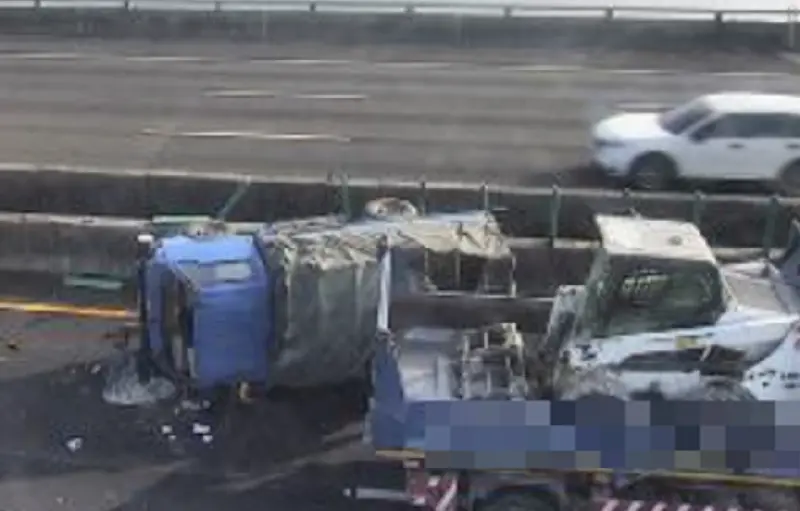快訊／國道3車連環撞！小貨車「轉180度翻覆」　死傷不明