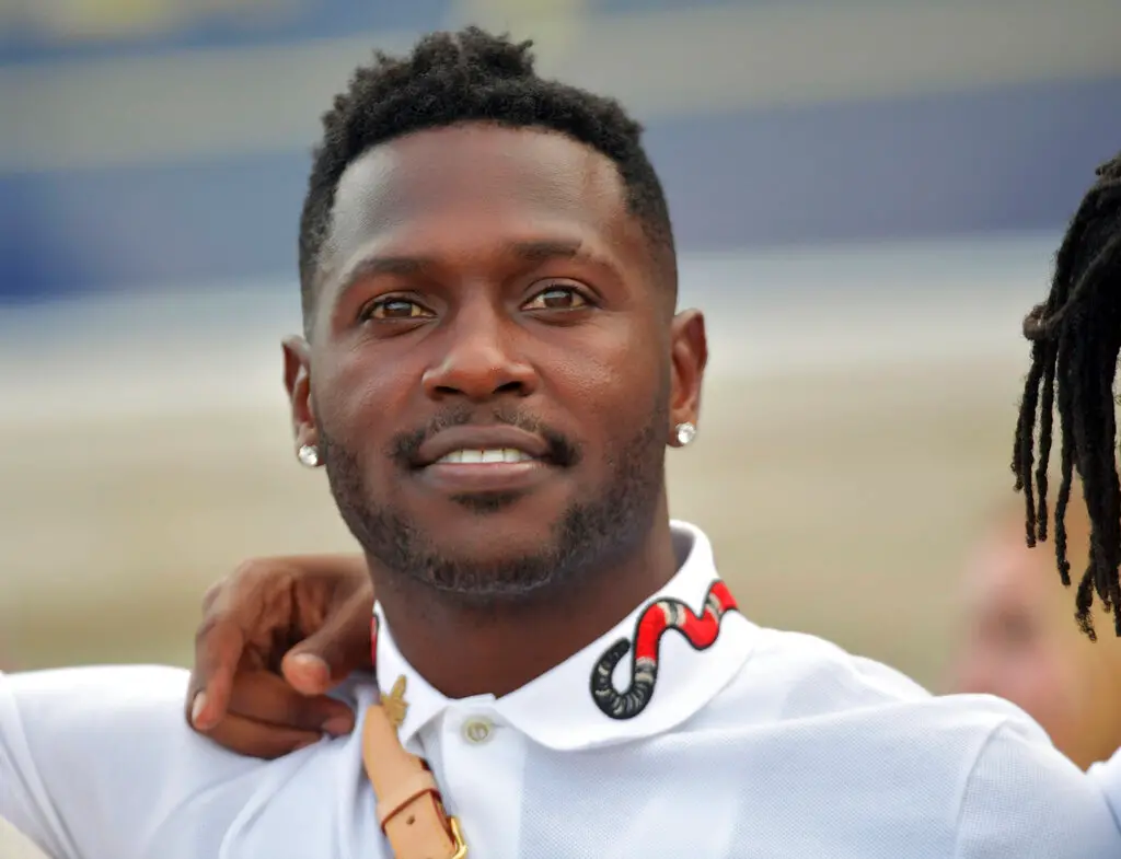 ▲前NFL明星外接手布朗（Antonio Brown）因涉嫌在今年5月於邁阿密一場拳擊賽後開槍攻擊他人，被以二級謀殺未遂罪起訴。他已於杜拜（Dubai）被美國聯邦法警（U.S. Marshals）逮捕，目前正等待引渡回佛州受審。（圖／美聯社／達志影像）
