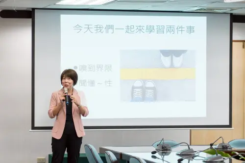 ▲郭雅真強調，人際互動中常因「兩造雙方對於發生性行為的腳本認知彼此完全不同」而產生問題，這正是許多誤解與衝突的根源。（圖／民進黨提供）