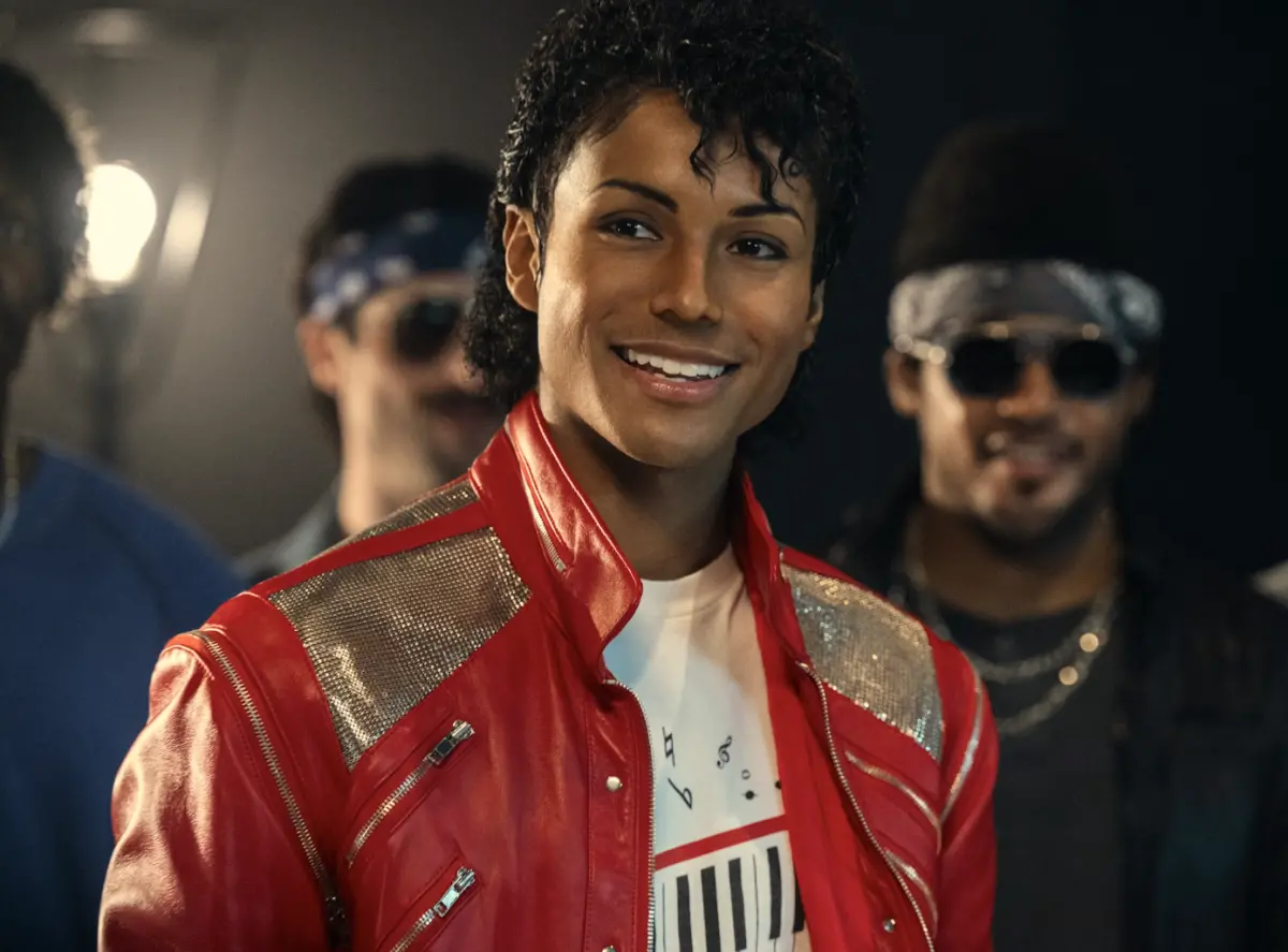 ▲《麥可傑克森》電影預告上架後6小時觀看就破3000萬，由麥可的親姪子賈法傑克森（中）主演，獲讚神似叔叔本尊，重現巨星丰采。（圖／UIP提供）