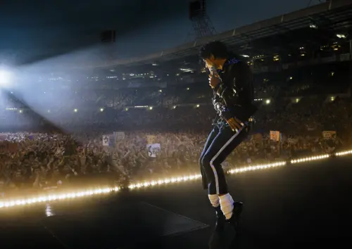 ▲《麥可傑克森》呈現麥可生前最經典的造型與演出，他的心路歷程也會是情節的重點。（圖／UIP提供）