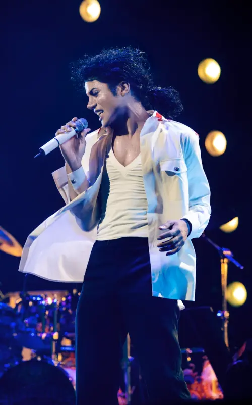 ▲賈法傑克森（如圖）扮演叔叔麥可，神韻和外表都頗為接近，觀眾看完直呼起雞皮疙瘩。（圖／UIP提供）