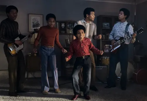 ▲麥可傑克森童年時與哥哥們的傑克森5人組，也會在《麥可傑克森》中出現。（圖／UIP提供）