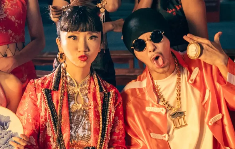 ▲陶晶瑩（左）說自己過去曾問過黃明志（右），每天跟那麼多辣妹相處會不會把持不住，黃明志當時搬出女友當擋箭牌，陶晶瑩見狀也立刻識相閉嘴。（圖／Namewee黃明志臉書）