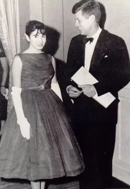 ▲裴洛西20歲出席美國已故總統甘迺迪（John F. Kennedy）就職舞會。（圖／翻攝自臉書House Speaker Nancy Pelosi）