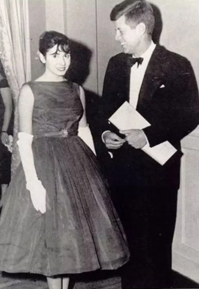 ▲20歲出頭的裴洛西,出席美國已故總統甘迺迪(John F. Kennedy)就職舞會的照片。(圖/翻攝自臉書House Speaker Nancy Pelosi)