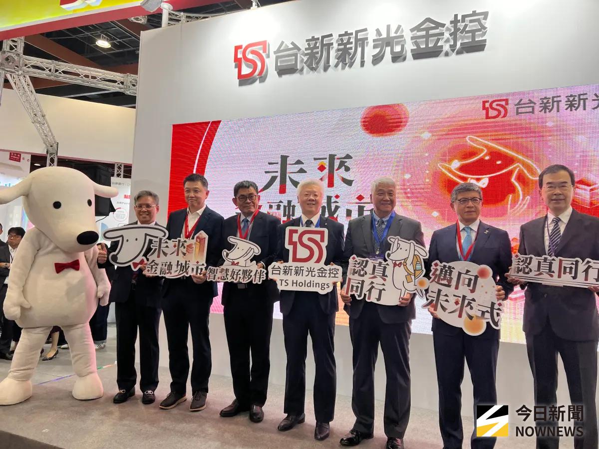 ▲台新新光金總經理林維俊（中  ）今（7）日率領旗下子公司高層出席台北國際金融博覽會展區，受訪時也談到新光人壽與北市府解約進度。（圖／記者顏真真攝）