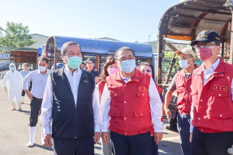 ▲全國恢復活豬運載、批發，新北市長侯友宜今（7）日上午前往肉品市場視察。（圖／侯友宜辦公室提供）
