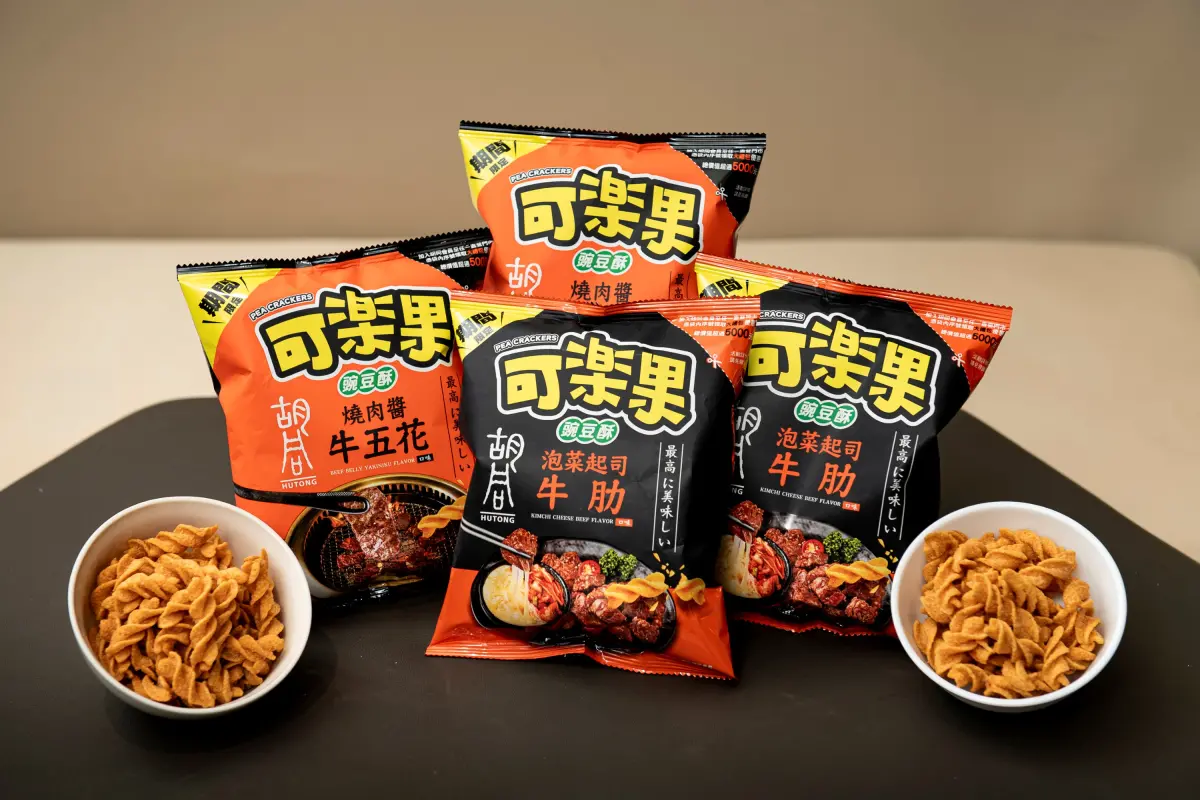 ▲可樂果×胡同燒肉聯名登場！螺旋酥脆裝進炭香與醬韻，兩款聯名口味一次到位。（圖／品牌提供）