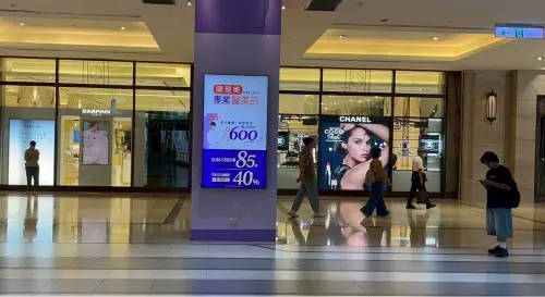 ▲PRESCO統一數網透過Perion的pDOOH技術平台，全面整合零售與家外廣告資源。(圖為市府轉運站_電視柱螢幕)（圖／統一數網提供）