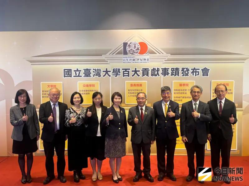 ▲台大即將在2028年迎接百年里程碑，從去年開始陸續公布百大貢獻事蹟，今（7）日由校長陳文章跟各學院師長揭露15項大事，包含健保倡議、推動感控等。（圖／記者李青縈攝）