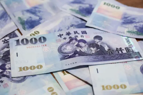 ▲普發一萬、普發1萬、普發現金、鈔票、財運、發財、新台幣、金錢。（圖／記者陳明安攝）