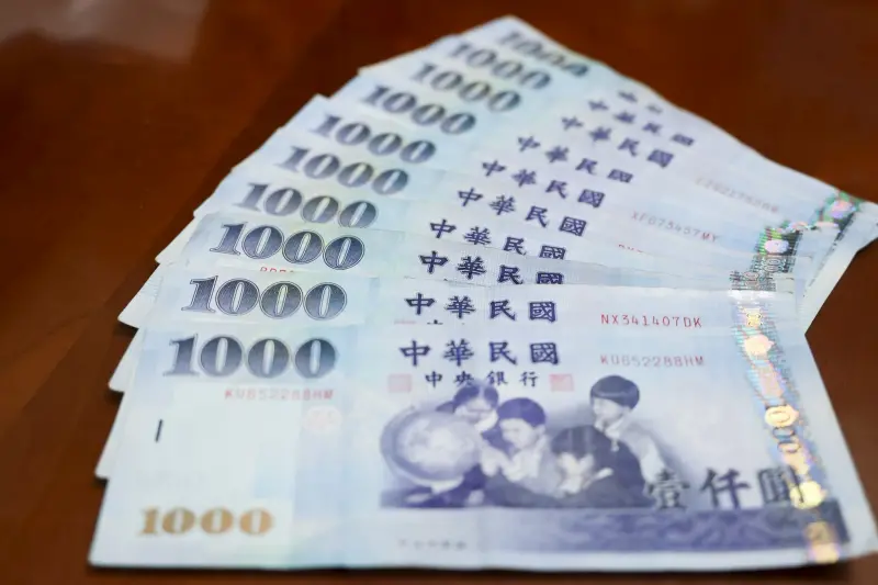 普發1萬匯入帳戶被鎖？金管會要銀行這樣做　財部：錢不能扣押　