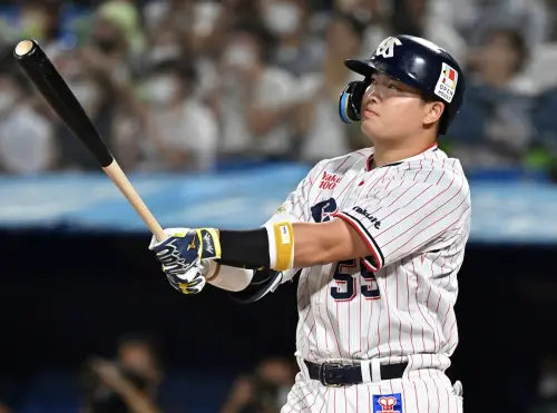 ▲現年25歲的村上宗隆效力於日本職棒養樂多燕子隊，累積246支全壘打，2022年更以56轟打破王貞治的單季全壘打紀錄，成為中央聯盟史上最年輕的雙料MVP。（圖／美聯社／達志影像）