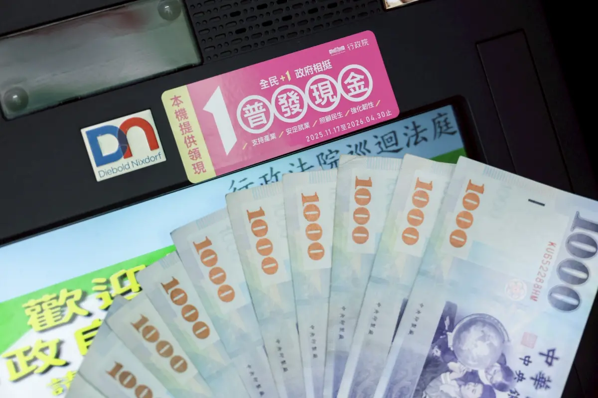 ▲普發一萬ATM領現今（17）日開跑，除了銀行推出加碼優惠，各家百貨、電商、餐飲等業者也推出放大一萬元優惠活動，《NOWNEWS今日新聞》整理所有優惠懶人包。（圖／記者陳明安攝）