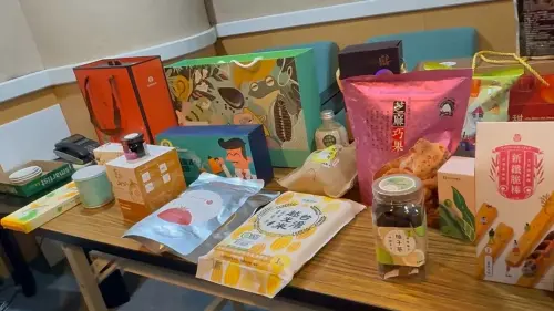 ▲ 南市府準備了一系列精選伴手禮贈送給黃仁勳，包括世界冠軍果醬、台南好米、番茄乾、東山咖啡、蕎麥茶、柚子蔘茶、紅蔥酥油、鹽水意麵、媽祖聯名款泡芙，以及蕎麥與甘藷脆片等，每一項都代表台南的在地風味與文化底蘊。（圖／南市府提供）