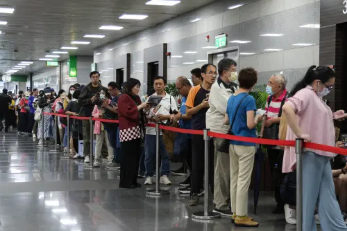 ▲每年全台規模最大的ITF台北國際旅展，於今（7）日12:00登場，還未正式開放入場前就已擠滿大批人潮。（圖／記者朱永強攝）