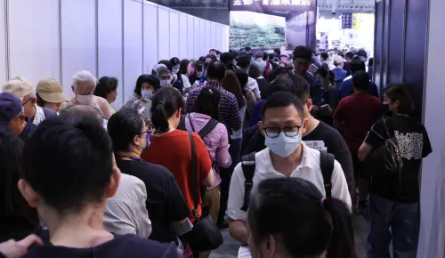 ▲寒舍集團攤位一開場，就擠滿貪食蛇人潮，民眾為了搶買旗下台北寒舍艾美酒店「探索廚房」、台北喜來登「十二廚」兩家自助餐券。（圖／記者朱永強攝）