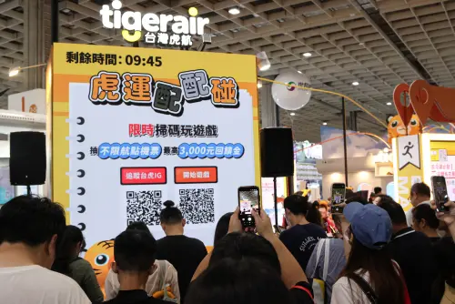 ▲台灣虎航攤位前同樣擠滿人潮，拼玩遊戲抽免費機票。（圖／記者朱永強攝）