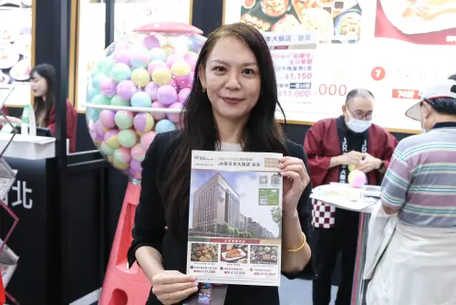 ▲JR東日本大飯店台北的陳怡樺總監表示，今年旅展推出自助餐廳「Brilliant鉑麗安」的「平日午晚餐自助餐券」旅展價一套10張1萬1000元，約是6.8折。（圖／記者朱永強攝）