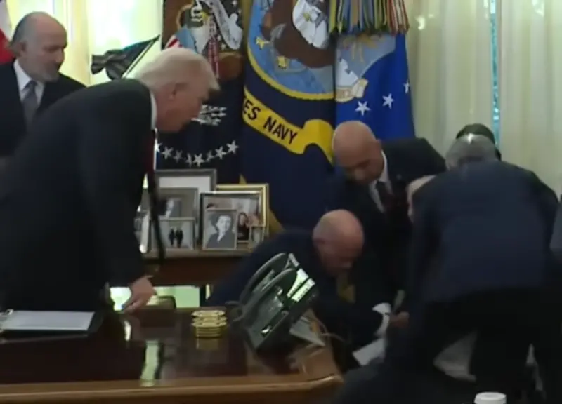 ▲川普總統6日在白宮召開記者會、宣布有關減肥藥降價事宜時，現場1名藥廠高層不知何故，突然暈倒，川普也起身探看對方狀況。（圖／擷取自白宮YT）