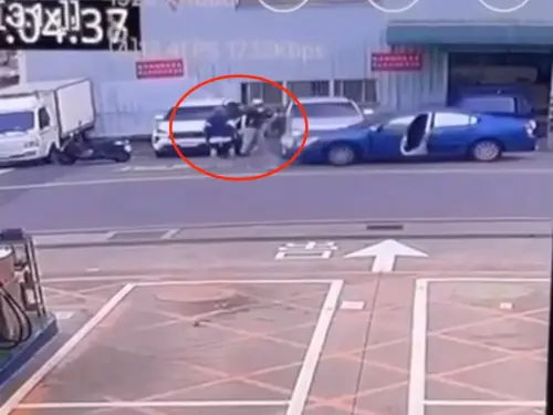 被假鄰居騙走百萬！20歲情侶檔車手「開車衝撞警車」超囂張畫面曝
