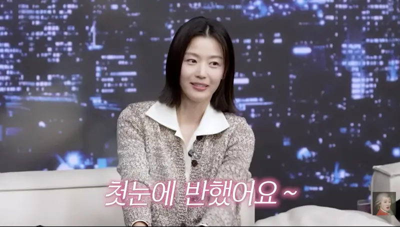 ▲全智賢（如圖）登上洪真慶的YouTube節目，罕見鬆口和老公崔俊赫的戀愛故事，表示自己相親時對對方一見鍾情，因為對方太帥了。（圖／공부왕찐천재 홍진경 YT）