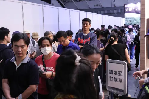 ▲寒舍集團攤位旁擠滿貪食蛇人潮。（圖／記者朱永強攝）