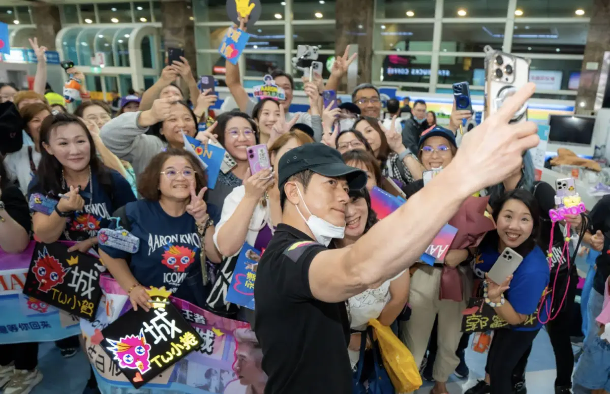 郭富城抵台先嗑麻辣鍋！見粉絲熱情接機 上前脫口罩玩自拍超親民