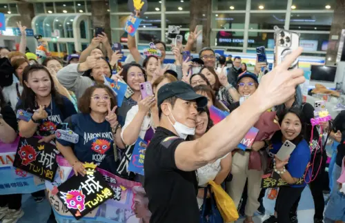 郭富城抵台先嗑麻辣鍋！見粉絲熱情接機　上前脫口罩玩自拍超親民
