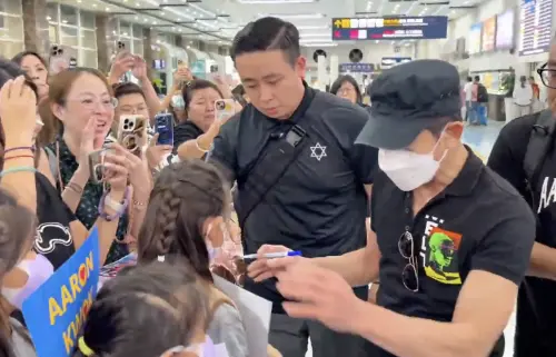 ▲郭富城熱情幫粉絲簽名。（圖／iMe TW提供）