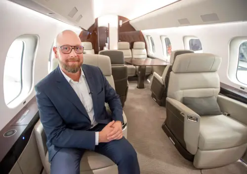 ▲輝達（NVIDIA）執行長黃仁勳今（7）日再次訪問台灣，他的私人飛機「龐巴迪7500」（Bombardier Global 7500），價格7800萬美元（約新台幣24.16億元），內部有套房、會議室、娛樂室等豪華內裝。資料照。（圖／美聯社／達志影像）