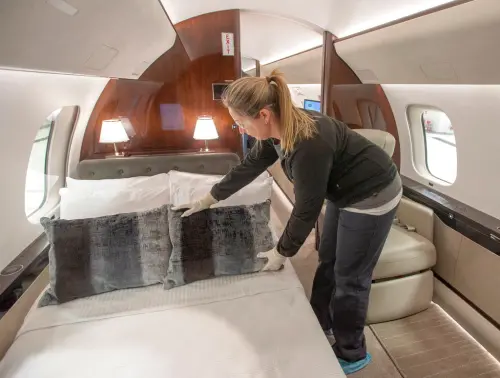 ▲輝達（NVIDIA）執行長黃仁勳今（7）日再次訪問台灣，他的私人飛機「龐巴迪7500」（Bombardier Global 7500），價格7800萬美元（約新台幣24.16億元），內部有套房、會議室、娛樂室等豪華內裝。資料照。（圖／美聯社／達志影像）